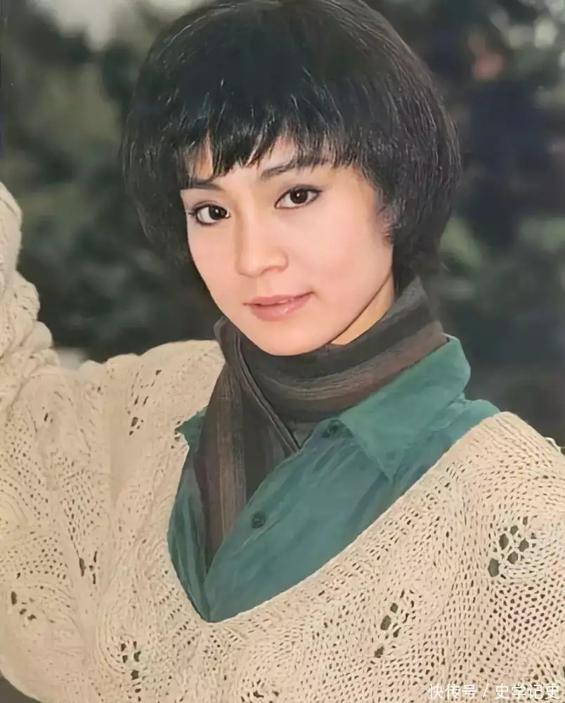 李思琪参加女儿婚礼的兴奋难以掩饰。她母女七年没联系,女婿是老三