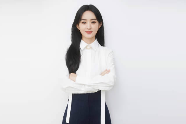 黑色婚纱的新娘结婚五年了,棱角磨平了,妆也淡了