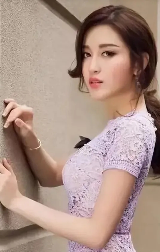 任家萱庆生现场曝光,牵妹妹唱歌又哭又笑
