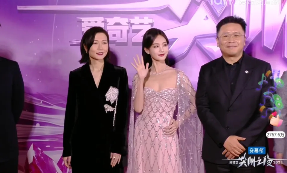 任家萱庆生现场曝光,牵妹妹唱歌又哭又笑