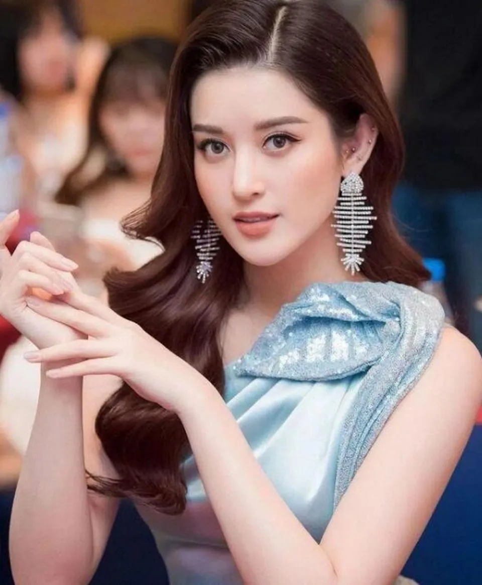 41岁米兰达可儿四胎产后首次走红毯!穿低胸粉裙太美依然像少女