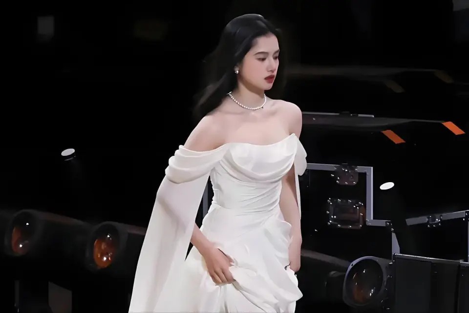张杰谢娜飞机上被偶遇,你侬我侬超甜蜜,网友:稳稳的幸福!