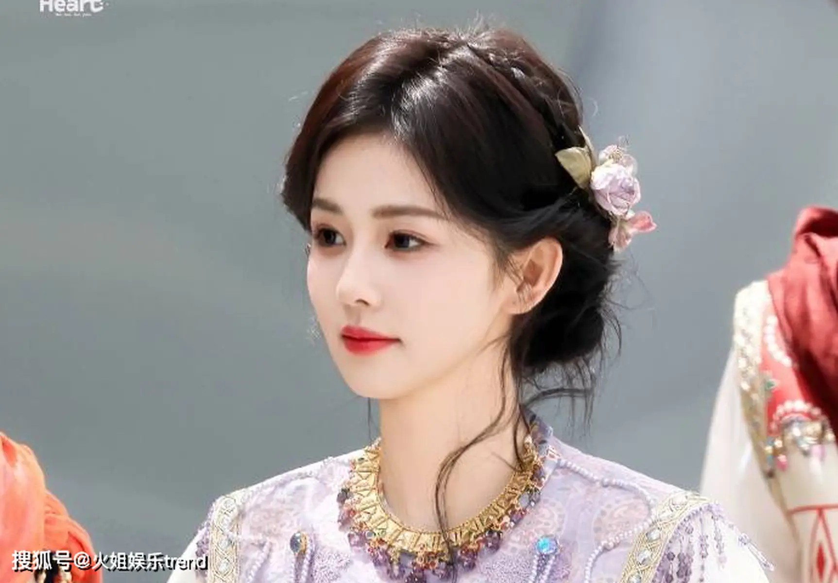 55岁王菲坐飞机被偶遇,条纹T恤配锁骨发美成少女,和谢霆锋太配