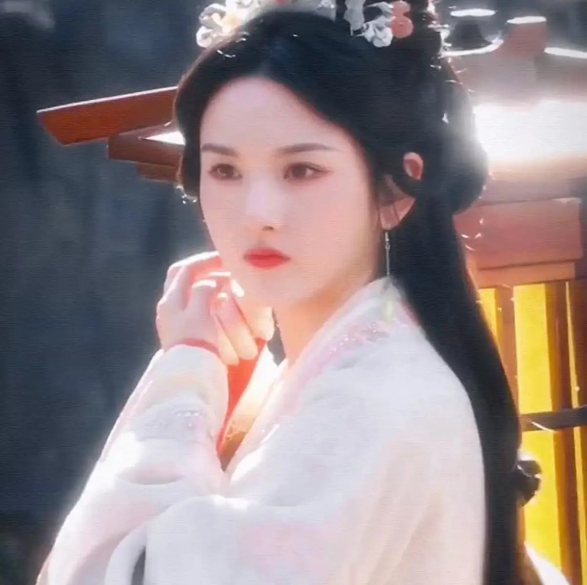 张智霖袁咏仪普陀山上香,帅气打扮引关注