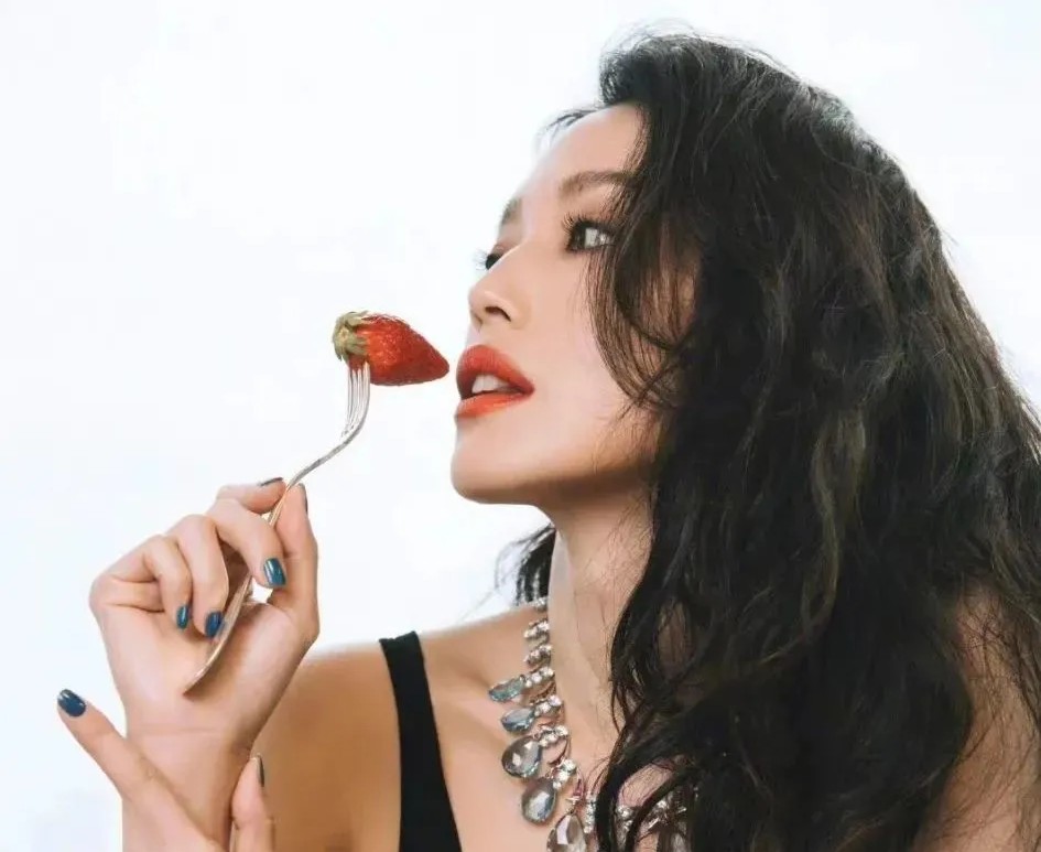 70岁李琦大兴机场被偶遇,手拄拐杖香烟不离手,胡子花白瘦了好多