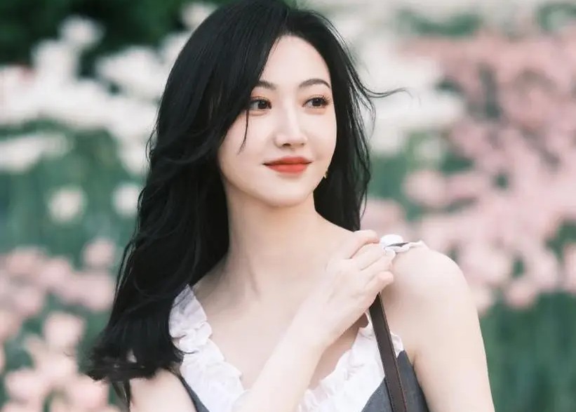 谢岳翻车后,现任宣布退出,谢浩男回家救场,办2件事让舆论反转