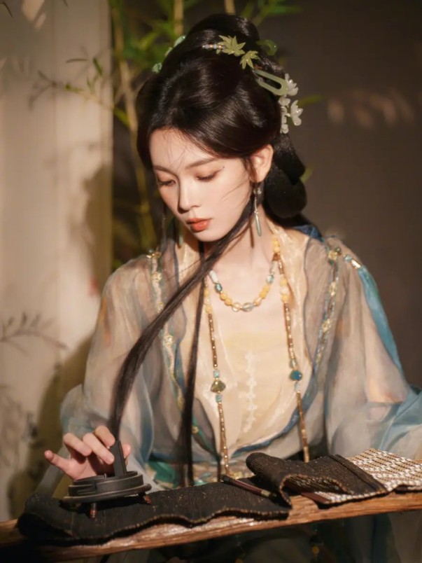 全网同情《夜色正浓》“牛马鸡”，为何“小三”成为国剧话题引爆器？