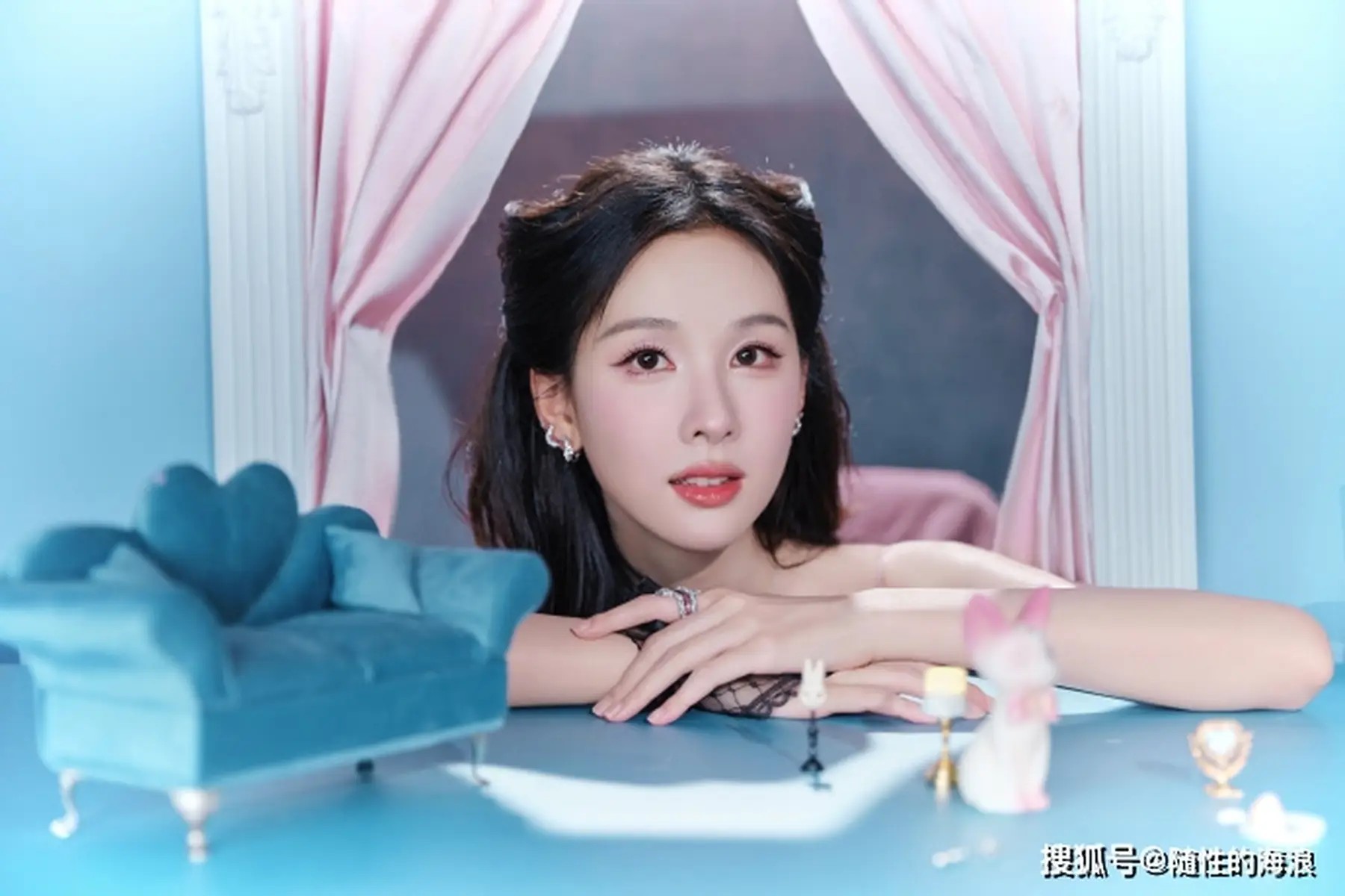 十八线李嘉明怒批周星驰新片拒不道歉！蹭热度引流短剧，小18岁妻子崩溃求助